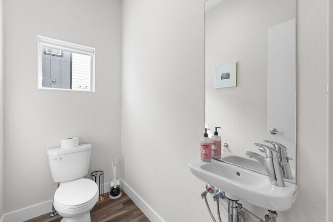 Building Photo - 1072 Eaton St