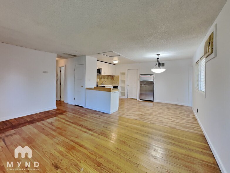 Building Photo - 904 Ferndale Cir NE