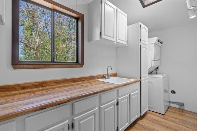 Building Photo - Beautiful Three Bedroom Home on Half Ac...