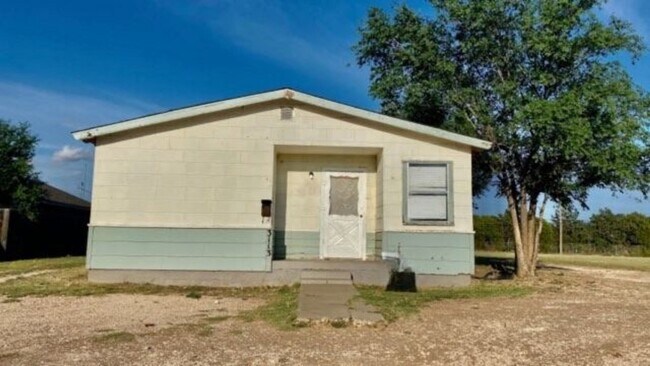 Building Photo - Handyman Special $0 First Month's Rent / “You fix, you SAVE BIG!!” Contact Mayshell for details: ...