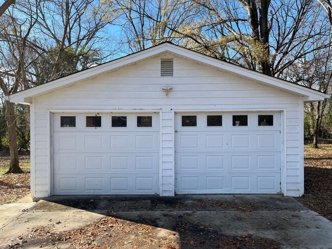 Building Photo - Charming 2-bedroom, 1-bathroom house