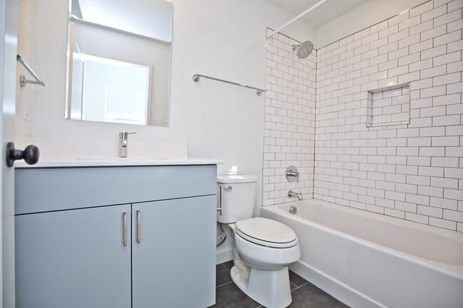 Building Photo - 716 W Stone St