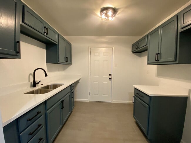 Building Photo - 2 bedroom 1 bath recently renovated near Broad Ave Arts District