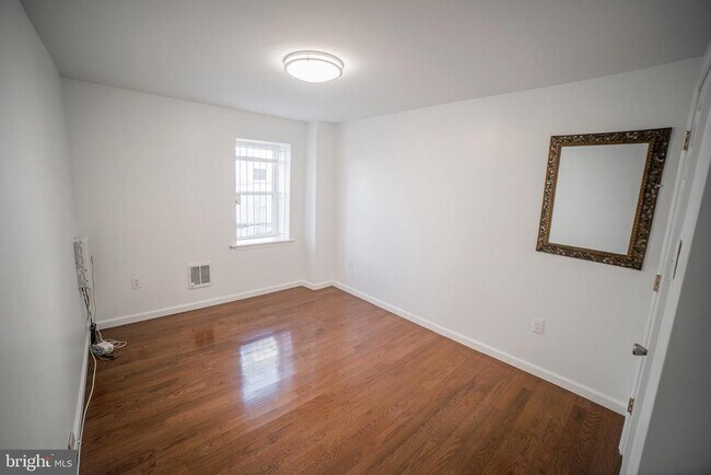 Building Photo - 525 E Snyder Ave