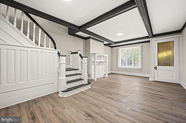 Building Photo - 5011 Larchwood Ave