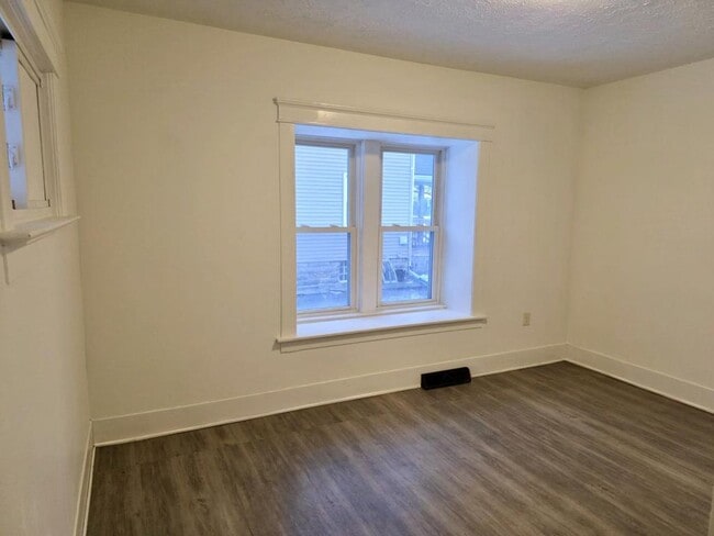 Building Photo - 849 Terra Alta St NE