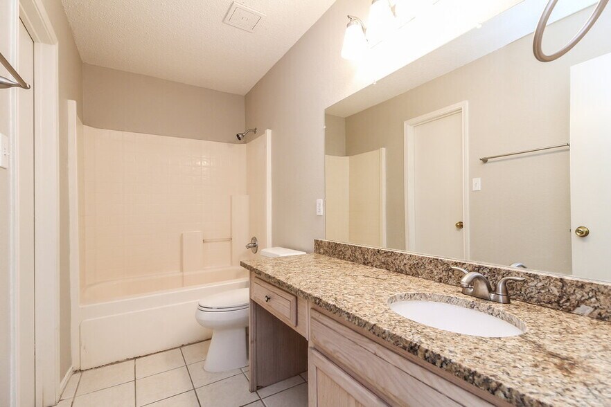 Building Photo - 1040 Glencrest Dr