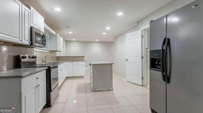 Building Photo - 3409 Hyland Dr