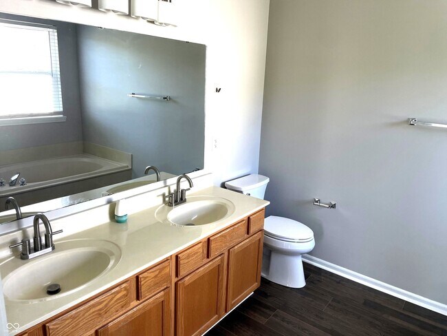 Building Photo - 5761 Cantigny Way S