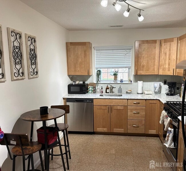 Building Photo - 180 Tulip Ln