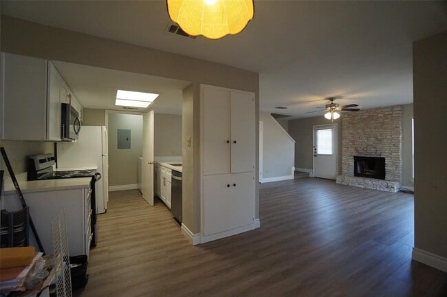 Building Photo - 9100 Mountain Ridge Dr