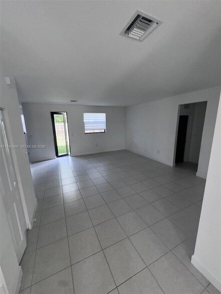 Building Photo - 157 NE 27th Terrace