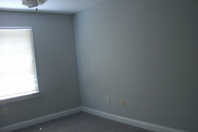 Building Photo - Irene Ct 123 - Combs