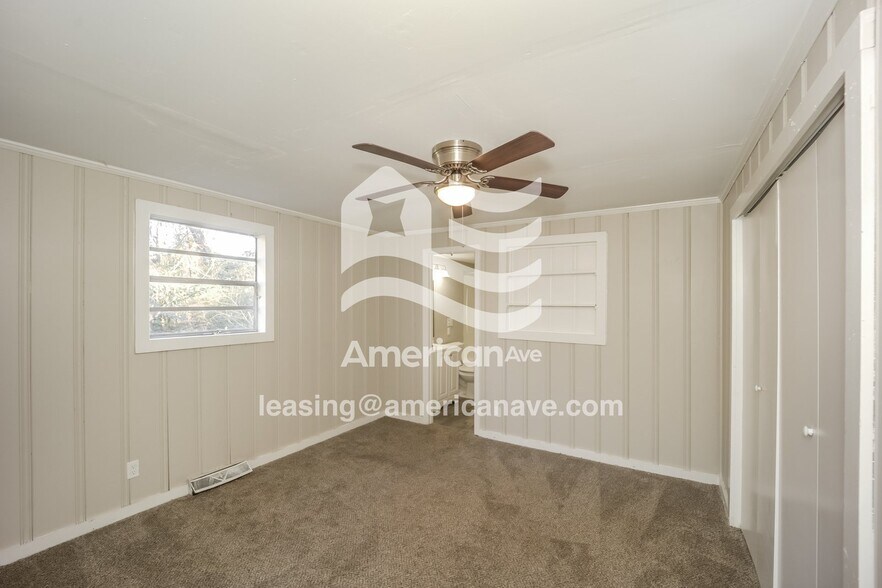 Building Photo - 206 E Crovat St