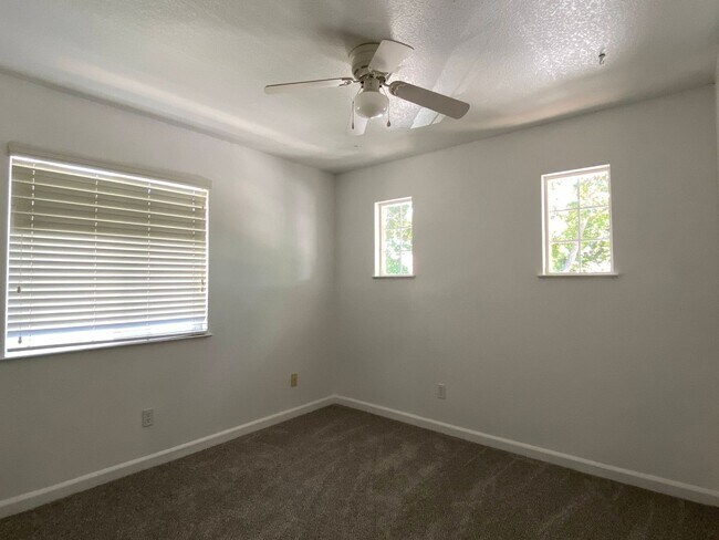 Building Photo - Two Story, Three Bedrooms, Two And A Half Bathrooms In Brookside