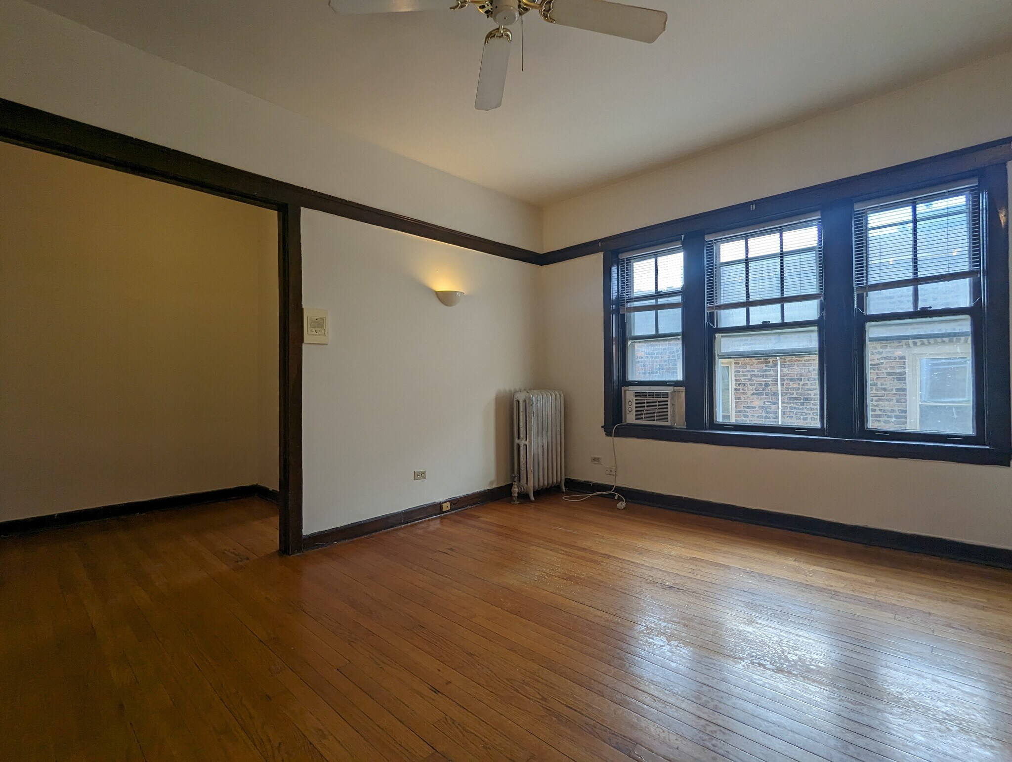 Building Photo - 812 W Waveland Ave