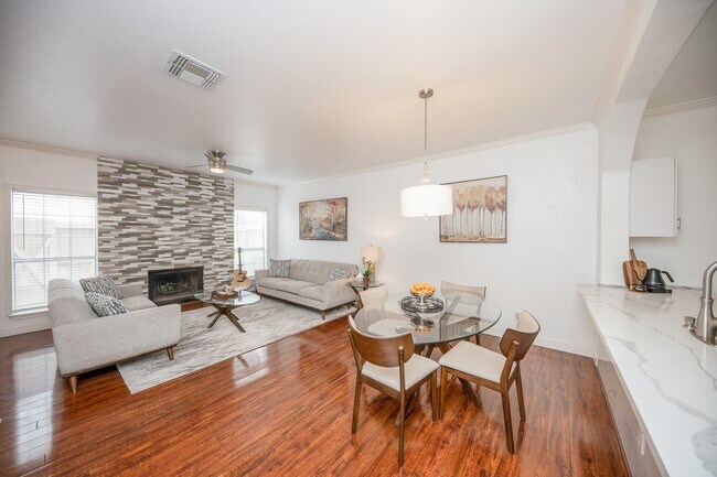 Building Photo - 2842 Holly Hall St