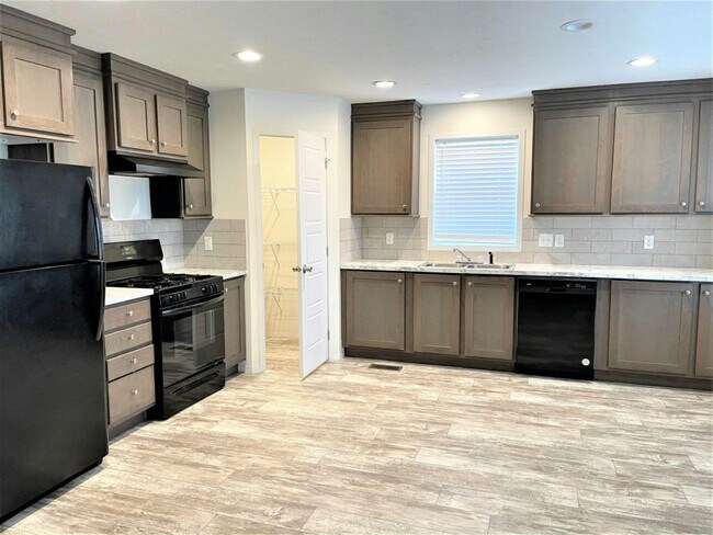 Building Photo - 248 Canary Dr