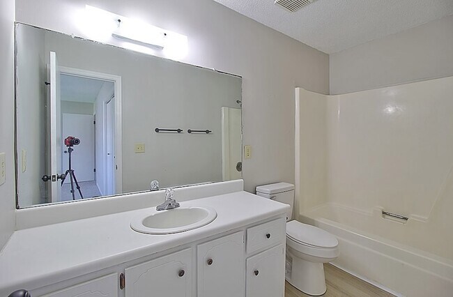Building Photo - 912 Pineland Ave