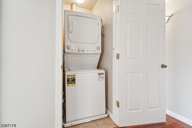 Building Photo - 141 Walnut St