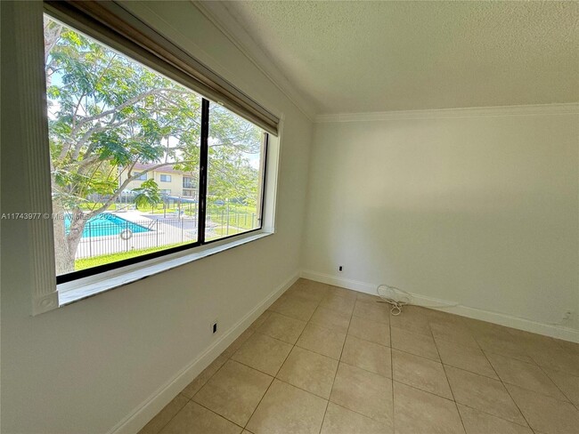 Building Photo - 303 Lakeview Dr