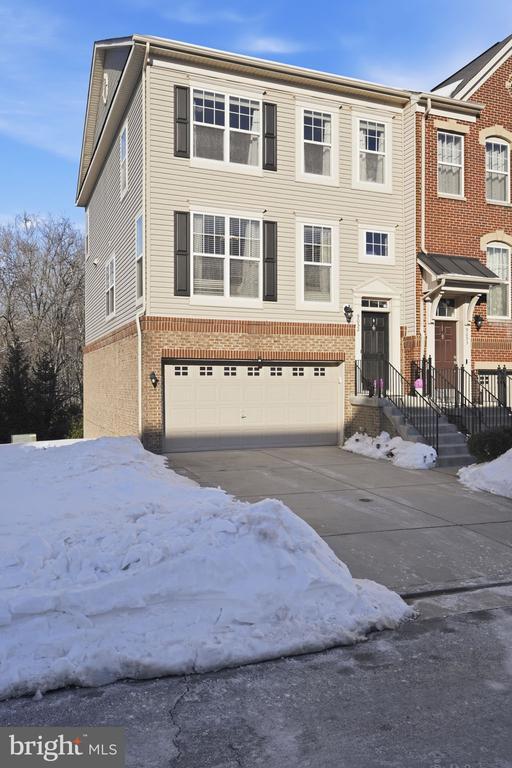 Building Photo - 9052 Isabel Ln