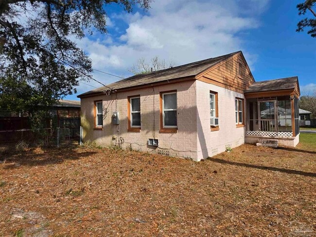 Building Photo - 203 SE Syrcle Dr