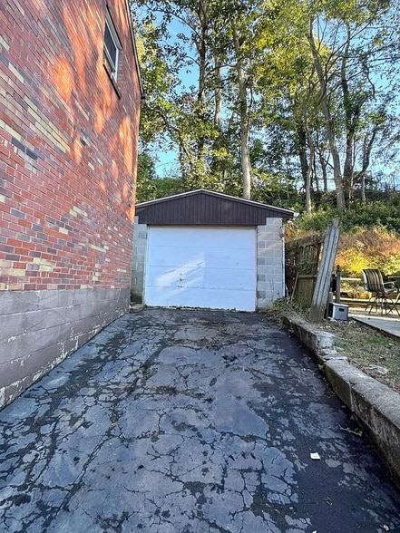 Building Photo - 233 Saylong Dr