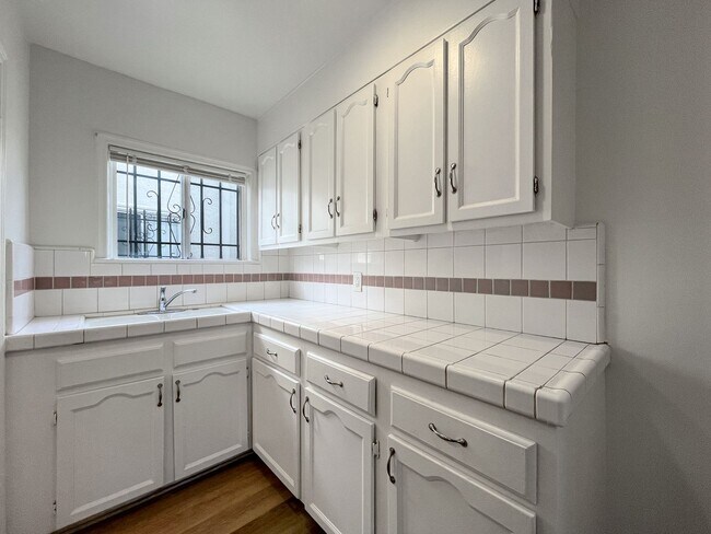 Building Photo - 1 Bedroom in LA - $1,750.00