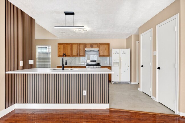 Building Photo - 15014 Middle Oaks Blvd