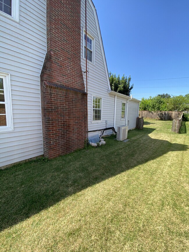 Building Photo - 1115 W Addition St