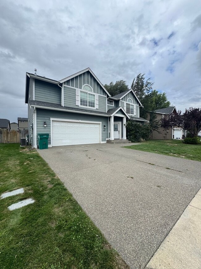 Building Photo - HUGE PET FRIENDLY Rental