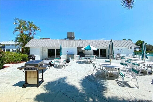 Building Photo - 2929 SE Ocean Blvd