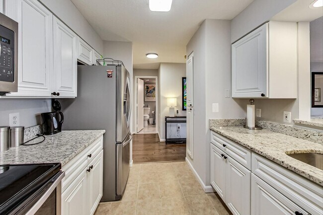 Building Photo - 2-bedroom, 1-bath condo in the sought-afte...