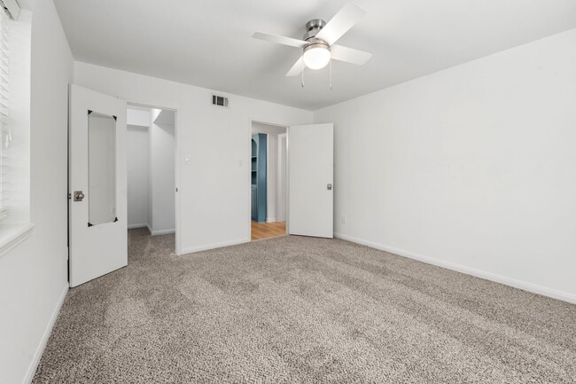 Building Photo - 12966 Trail Hollow Dr