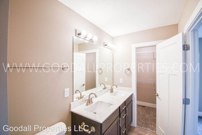 Building Photo - 4 br, 3 bath House - 1004 Warren St