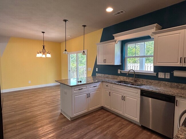Building Photo - 204 Pebble Ln