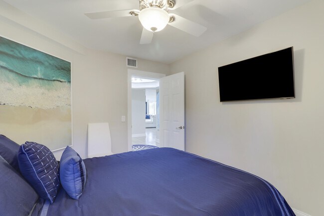 Building Photo - 515 Bay Colony Dr N