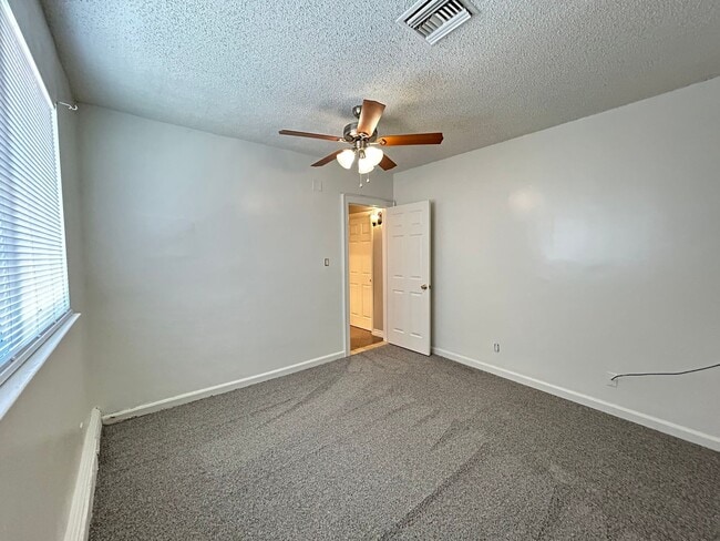 Building Photo - Single Story Home 5-Beds 2-Bath No HOA!