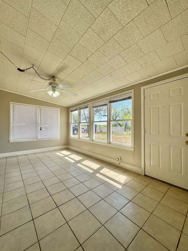 Building Photo - COMING APRIL 2026!! 2 Bedroom/1 Bathroom!!