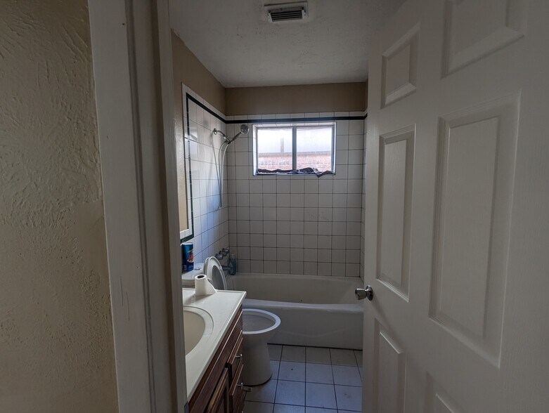 Building Photo - 1820 Aspen Ln