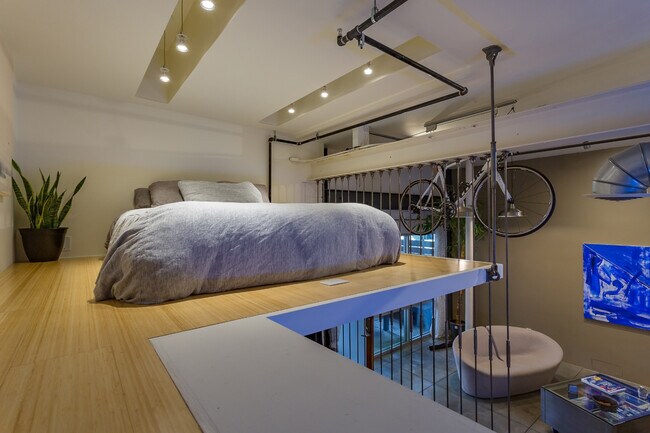 Sleeping loft - 827 Pine Ave