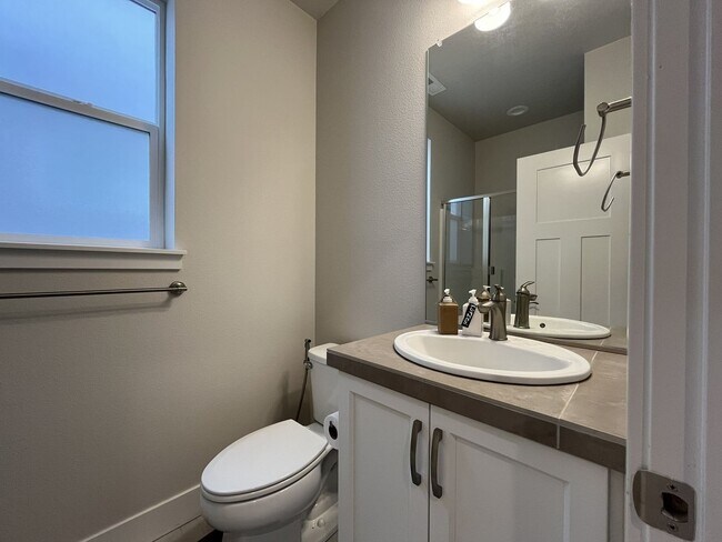 Building Photo - Stunning 2024 Built 5BR Home with Main-Level Suite, EV Charger & Covered Patio Near River Terrace