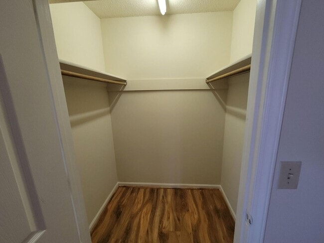 Building Photo - READY TO MOVE IN !!  2 Beds/2Baths!