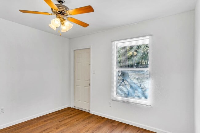 Building Photo - 1 Bedroom Studio in Hollister, MO - All Utilities Included