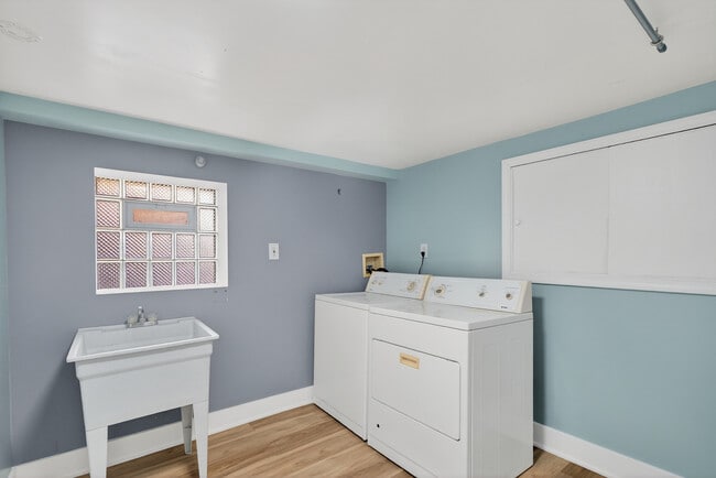 Building Photo - 1657 N Harding Ave