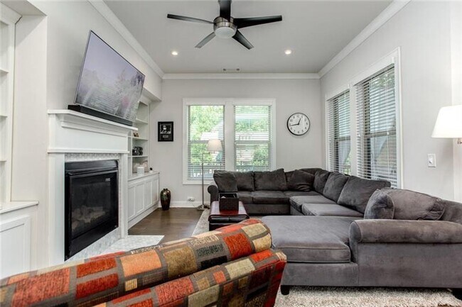 Building Photo - Large 3 Bedroom Luxury Townhome on Silver ...