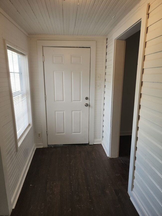 Building Photo - Affordable 3-bedroom, 2-bathroom