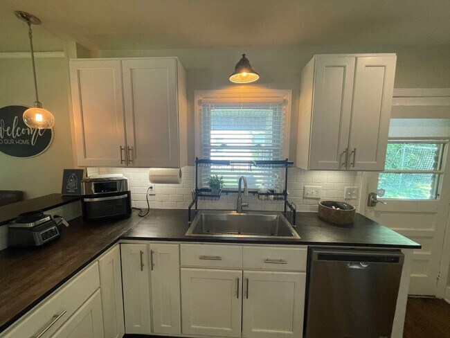 Building Photo - Updated 3 Bedroom Home