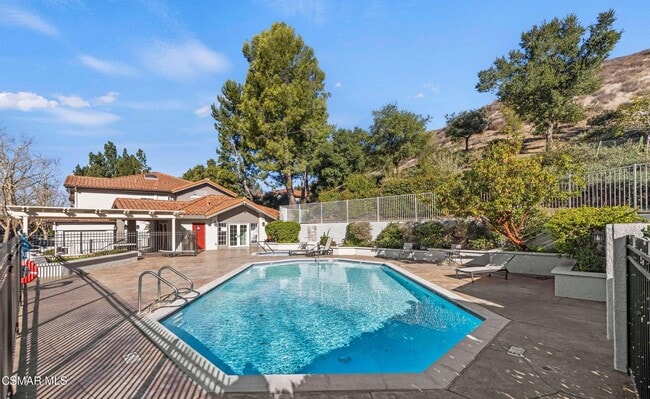 Building Photo - 3075 E Hillcrest Dr